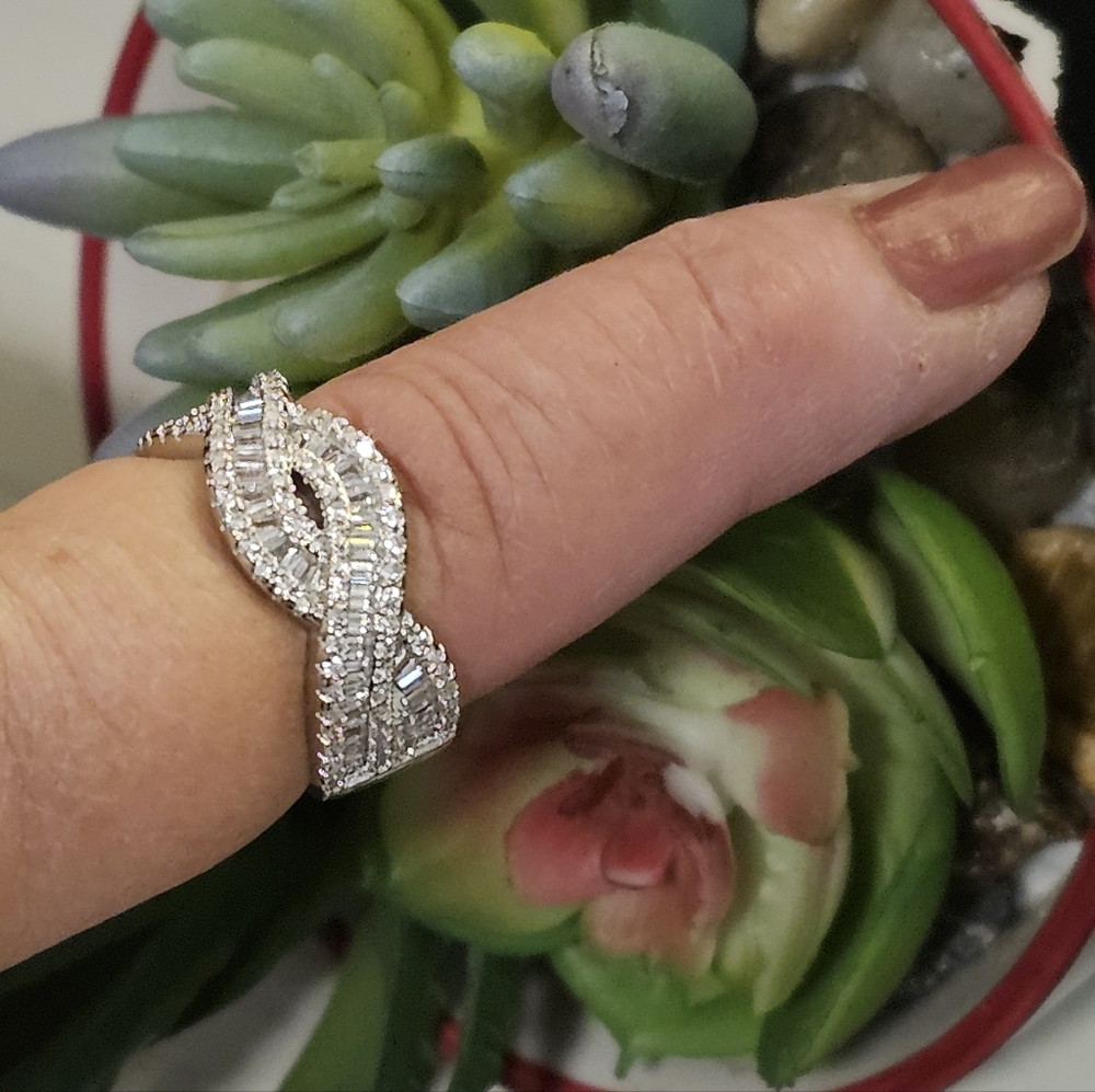 Modern Cubic Zirconia Criss Cross Statement Ring. - Picture 2 of 6